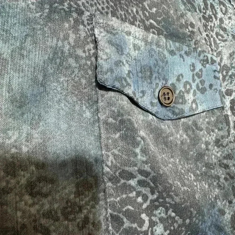 Shyanne blue/grey sheer pocket button down tie down women’s top size small NWT - Picture 14 of 14